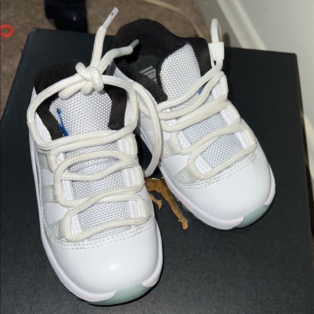 Toddler Jordan retro 11 size 6c